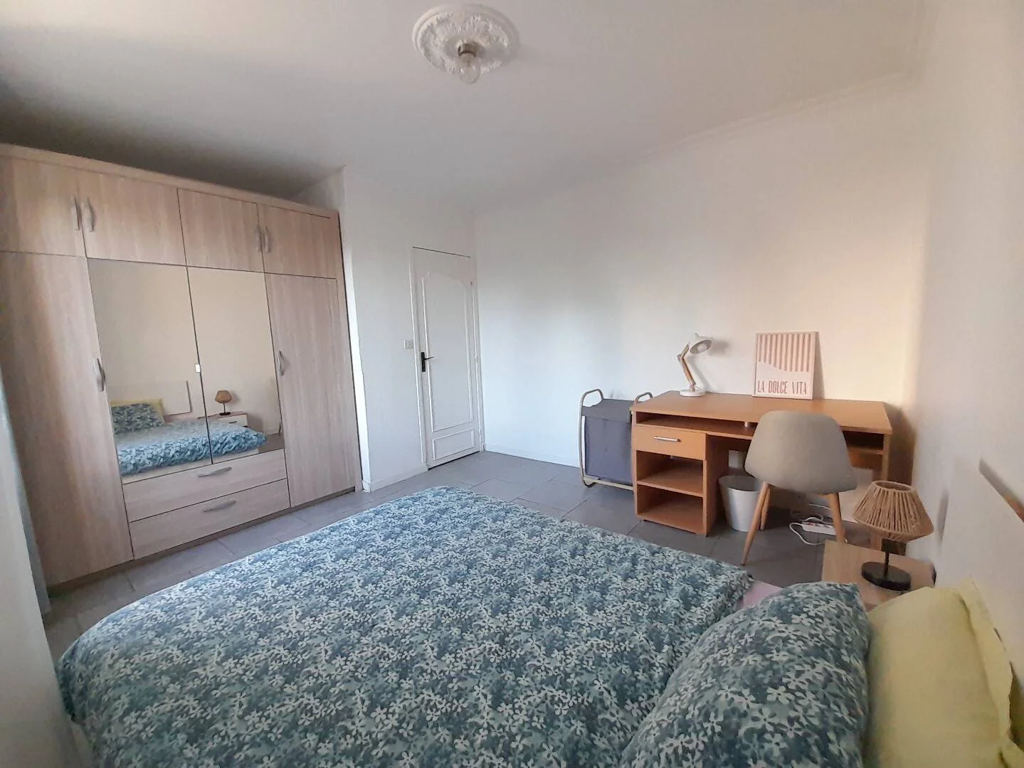 Chambre d'étudiant fonctionnelle parfaite pour étudier dans 