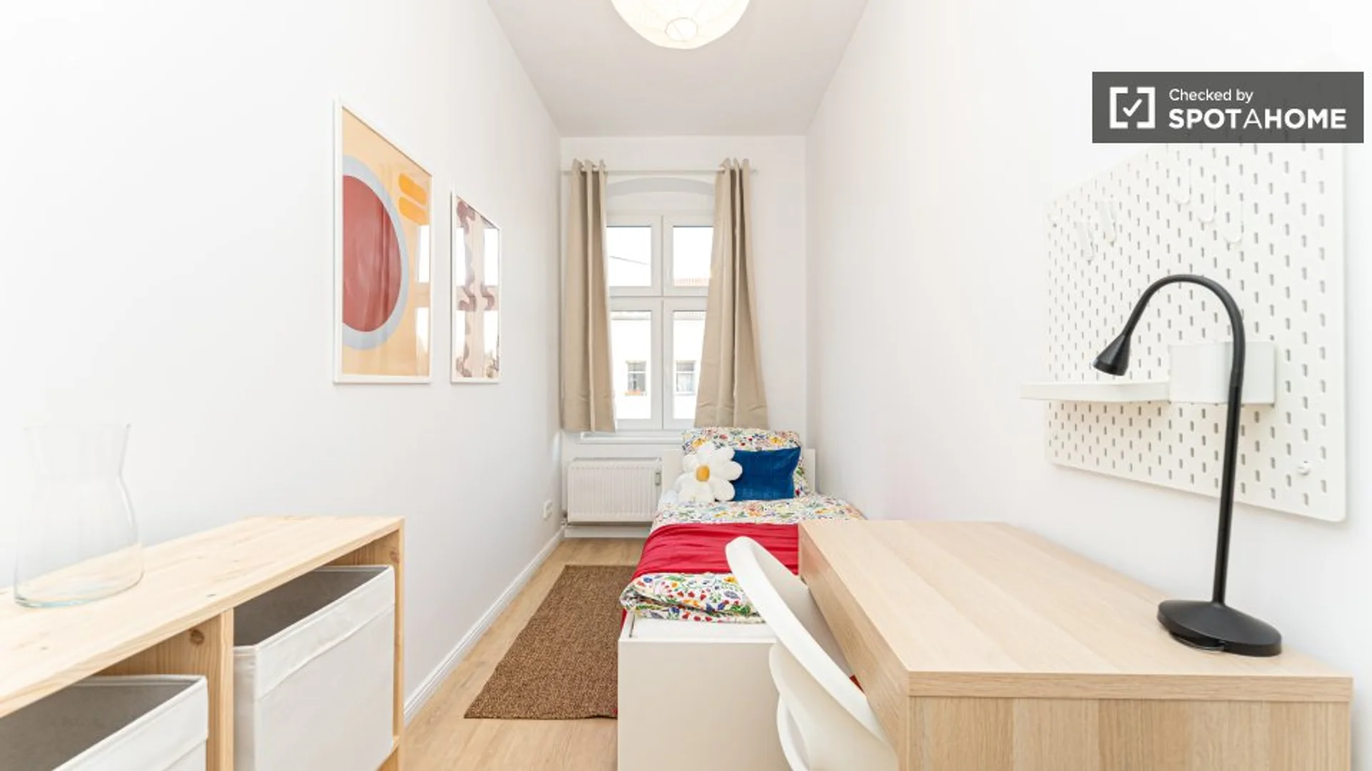 Comfortable and spacious student room in 