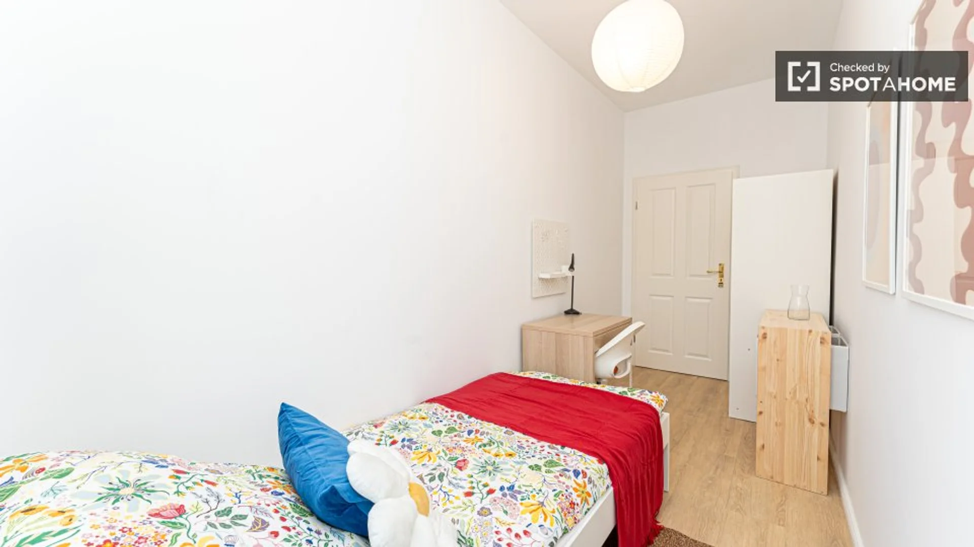 Comfortable and spacious student room in 