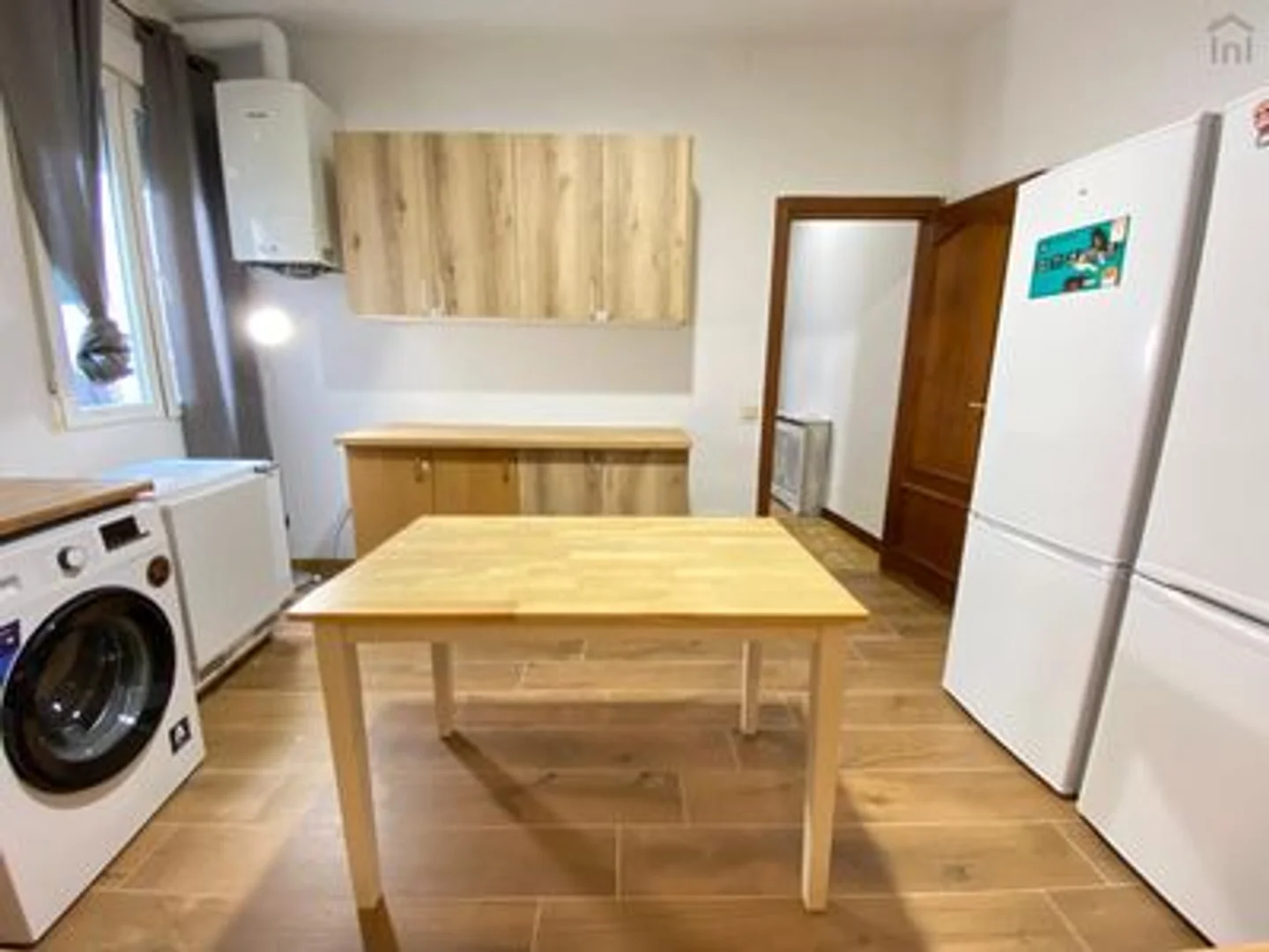 Stanza economica per studenti con ampia illuminazione in 