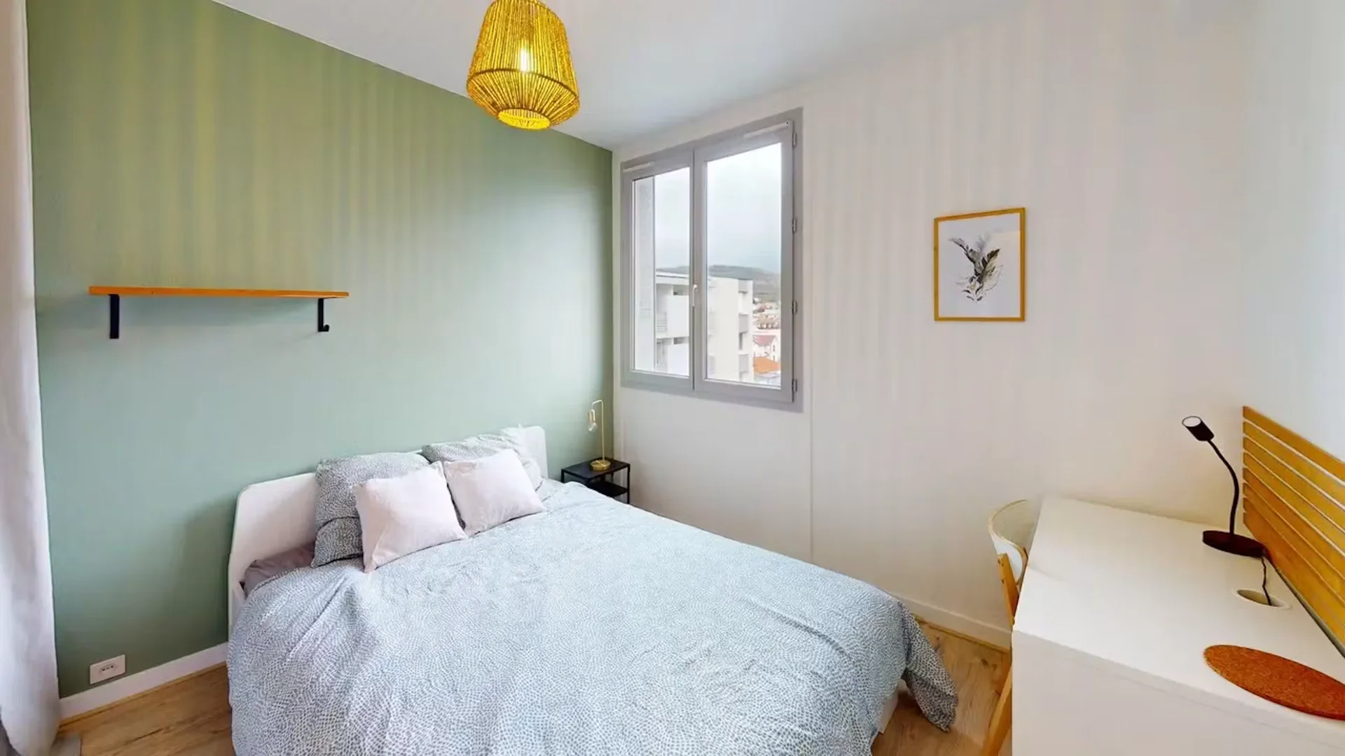 Bright and airy student room with easy university access in 