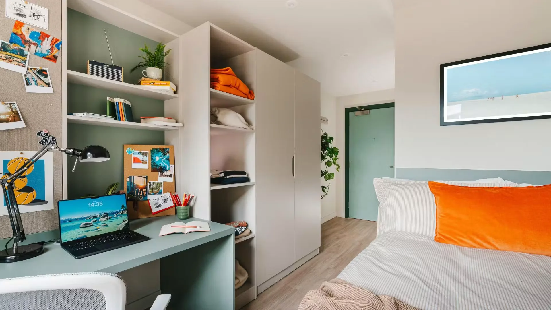 Functional student room perfect for studying in 