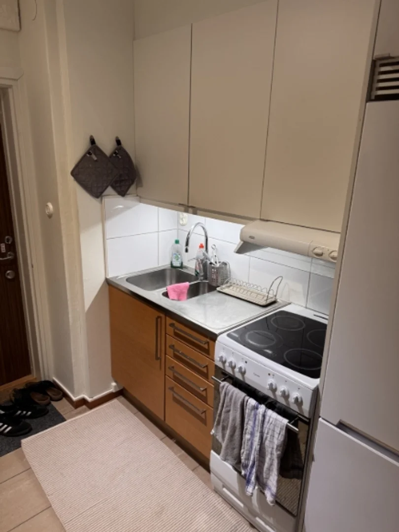 Bright and airy student room with easy university access in 