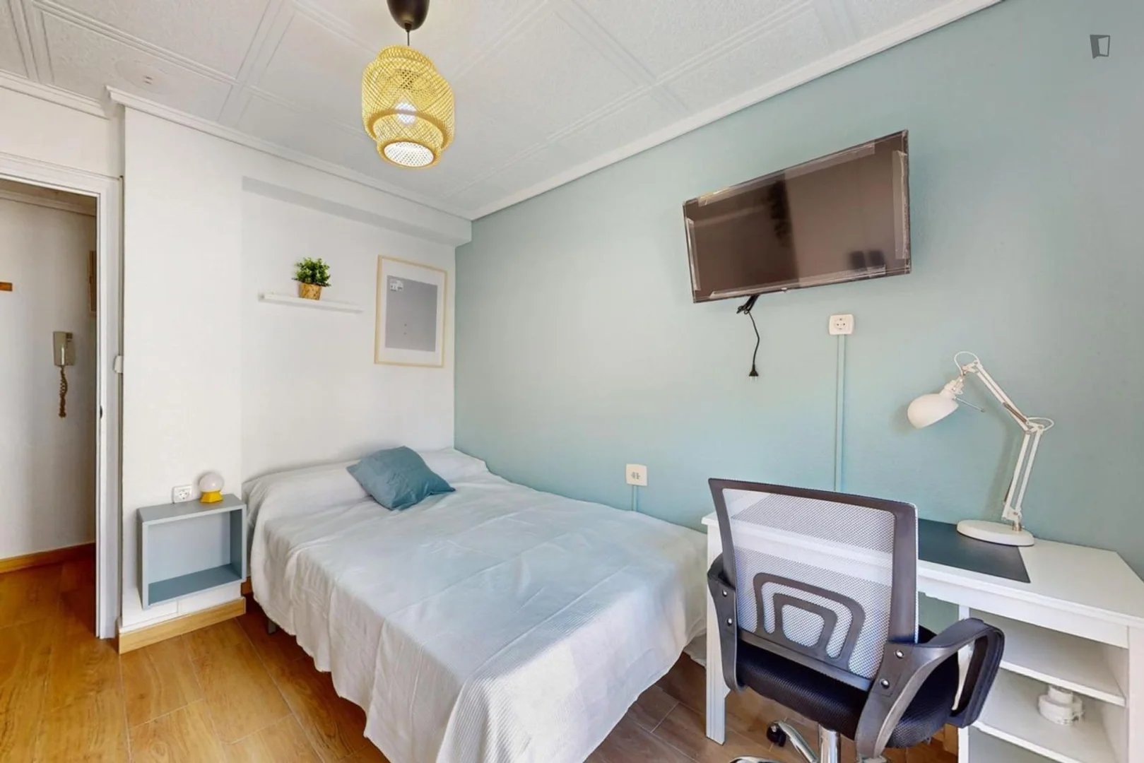 Budget-friendly student room close to campus in 