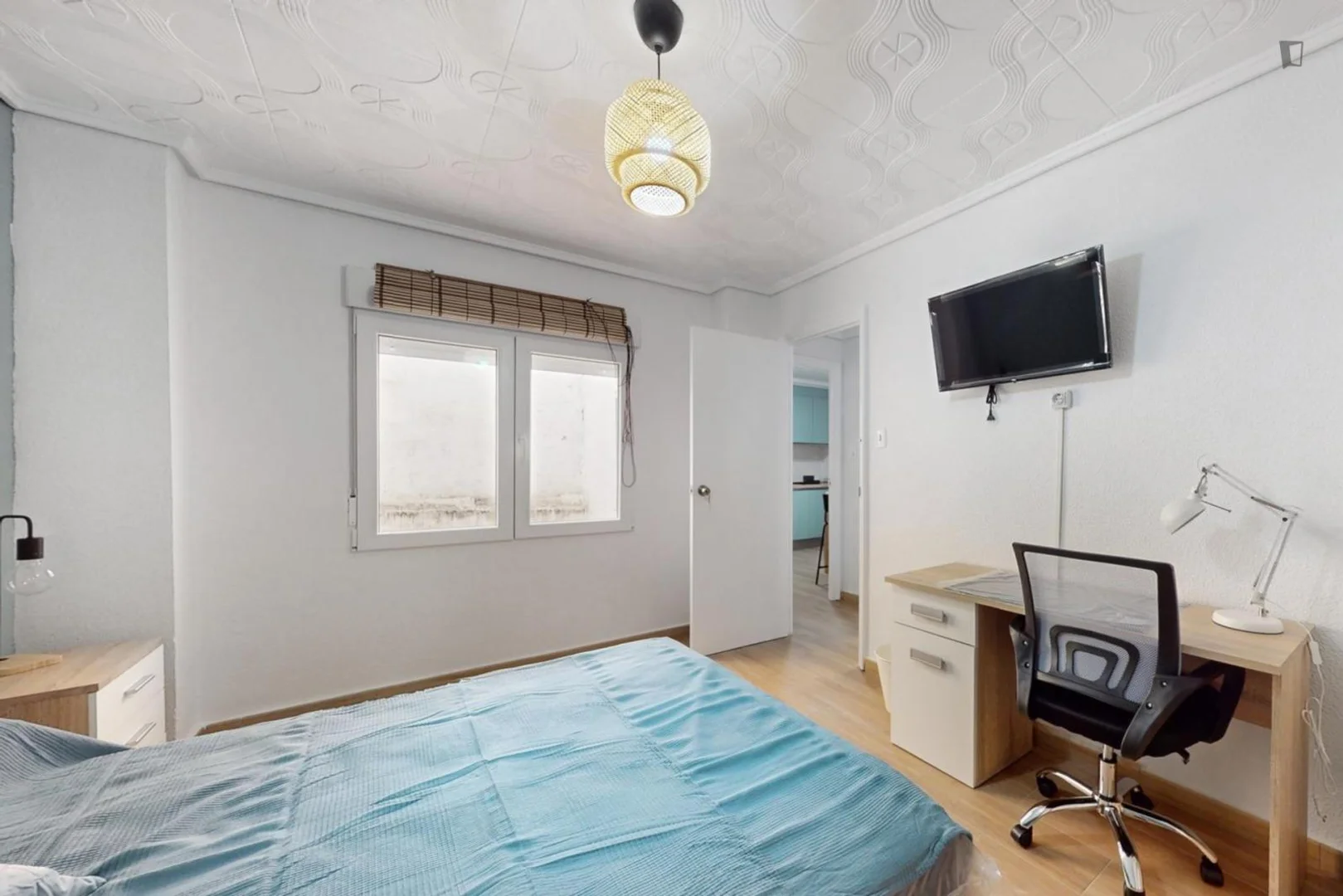 Comfortable and spacious student room in 