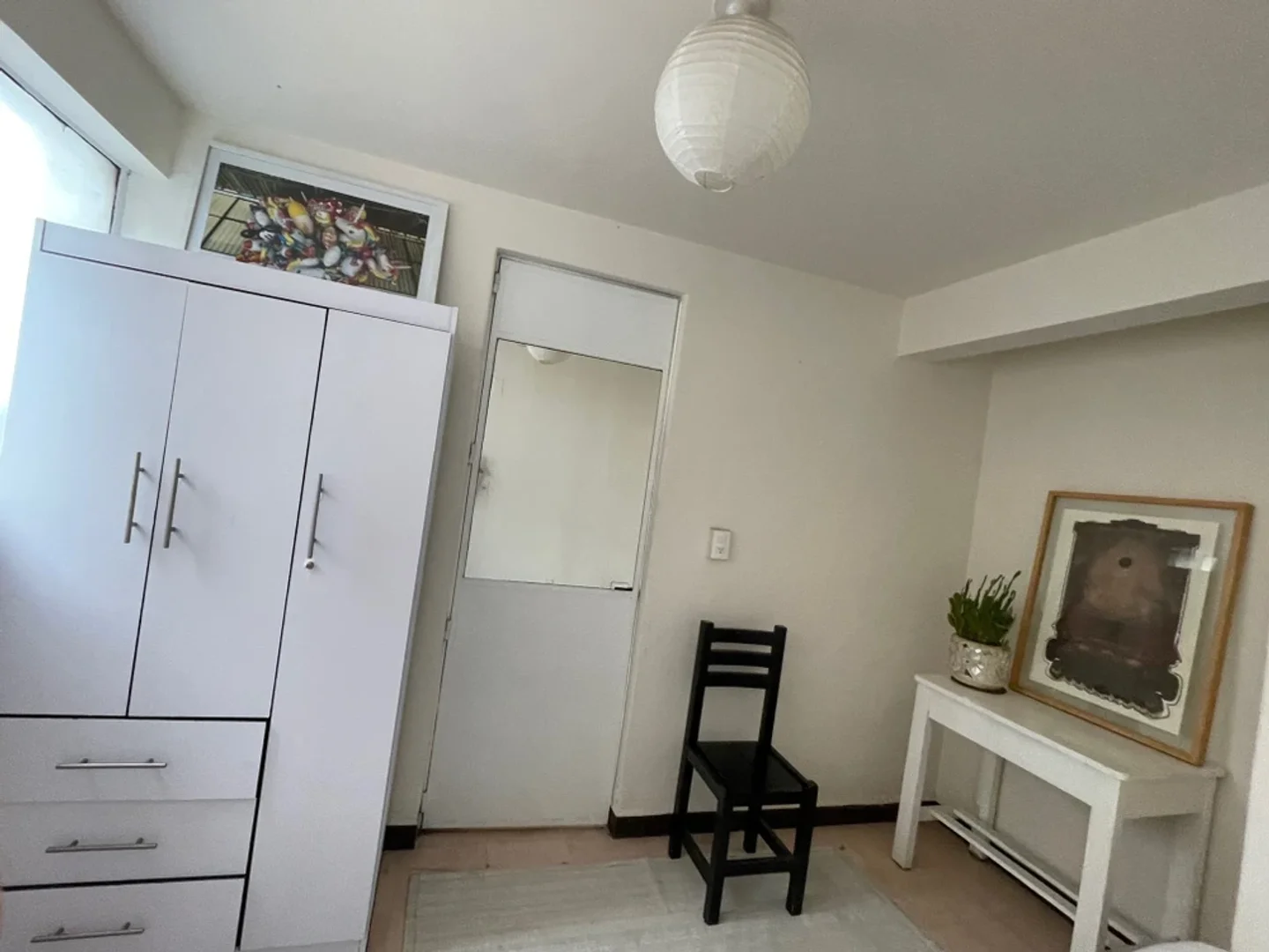 Habitación asequible para estudiantes con buena iluminación en