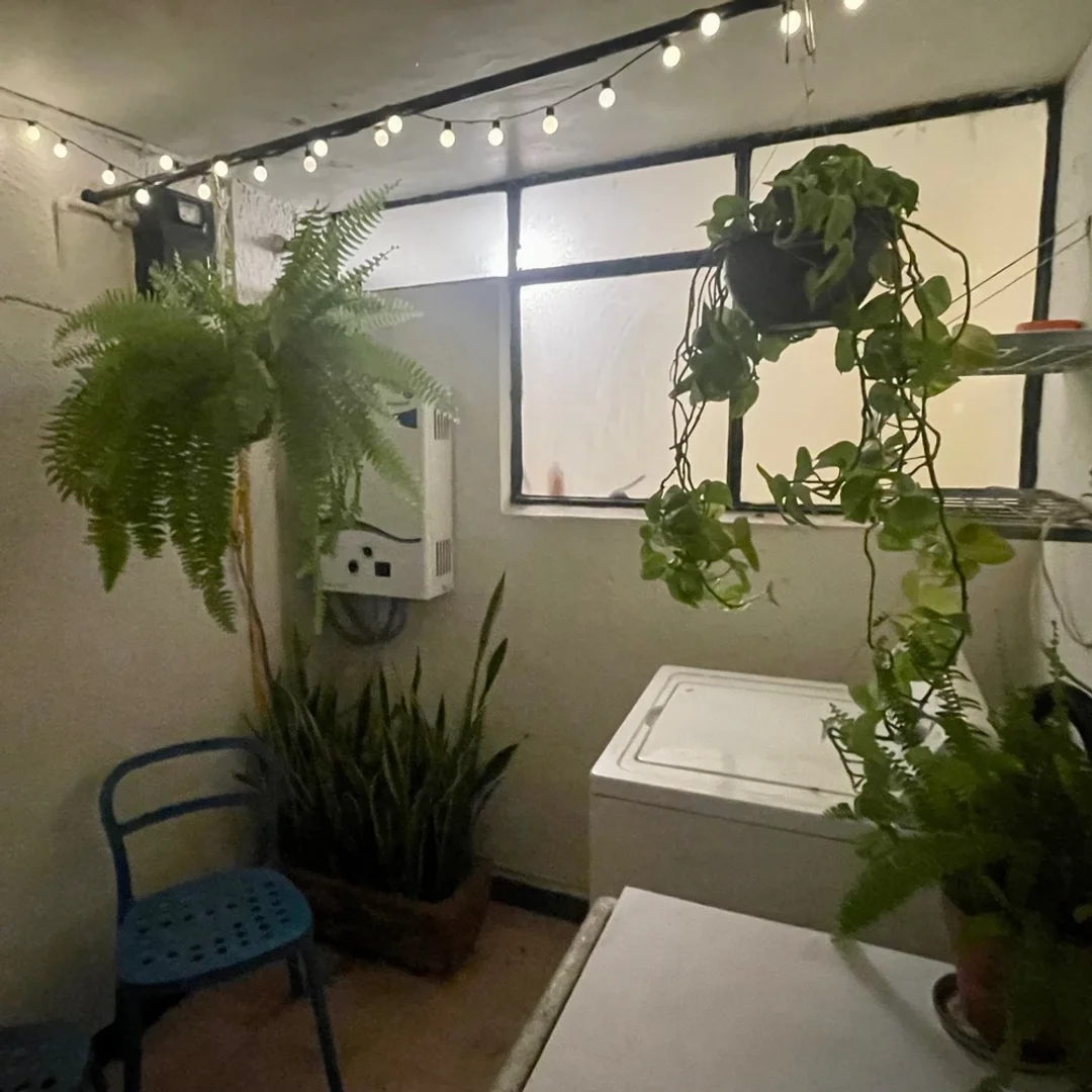 Habitación estudiantil amplia y cómoda en