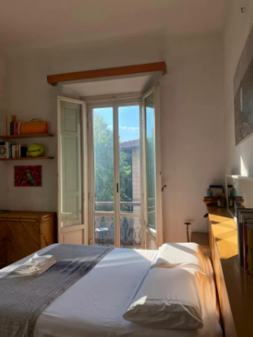 Chambre d'étudiant lumineuse et aérée avec accès facile à l'université dans
