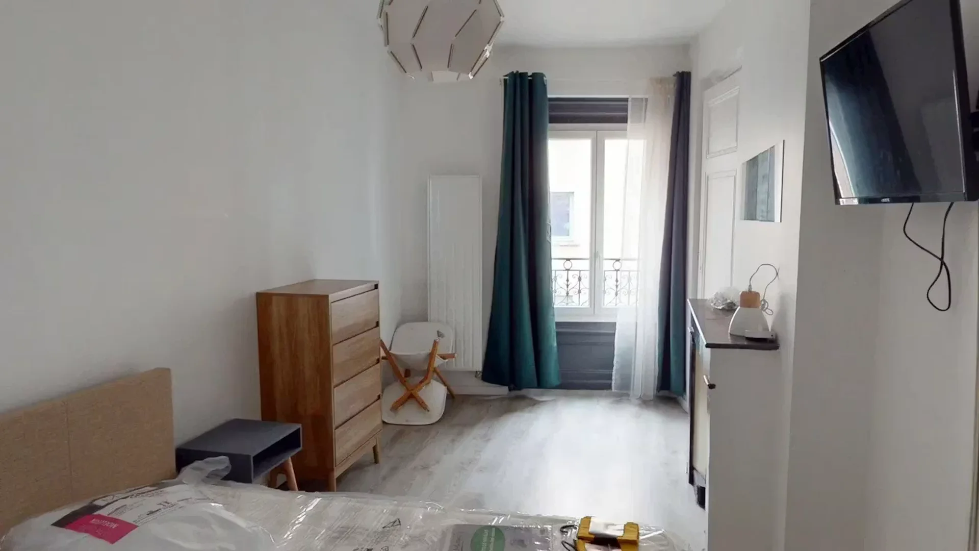 Habitación estudiantil amplia y cómoda en 