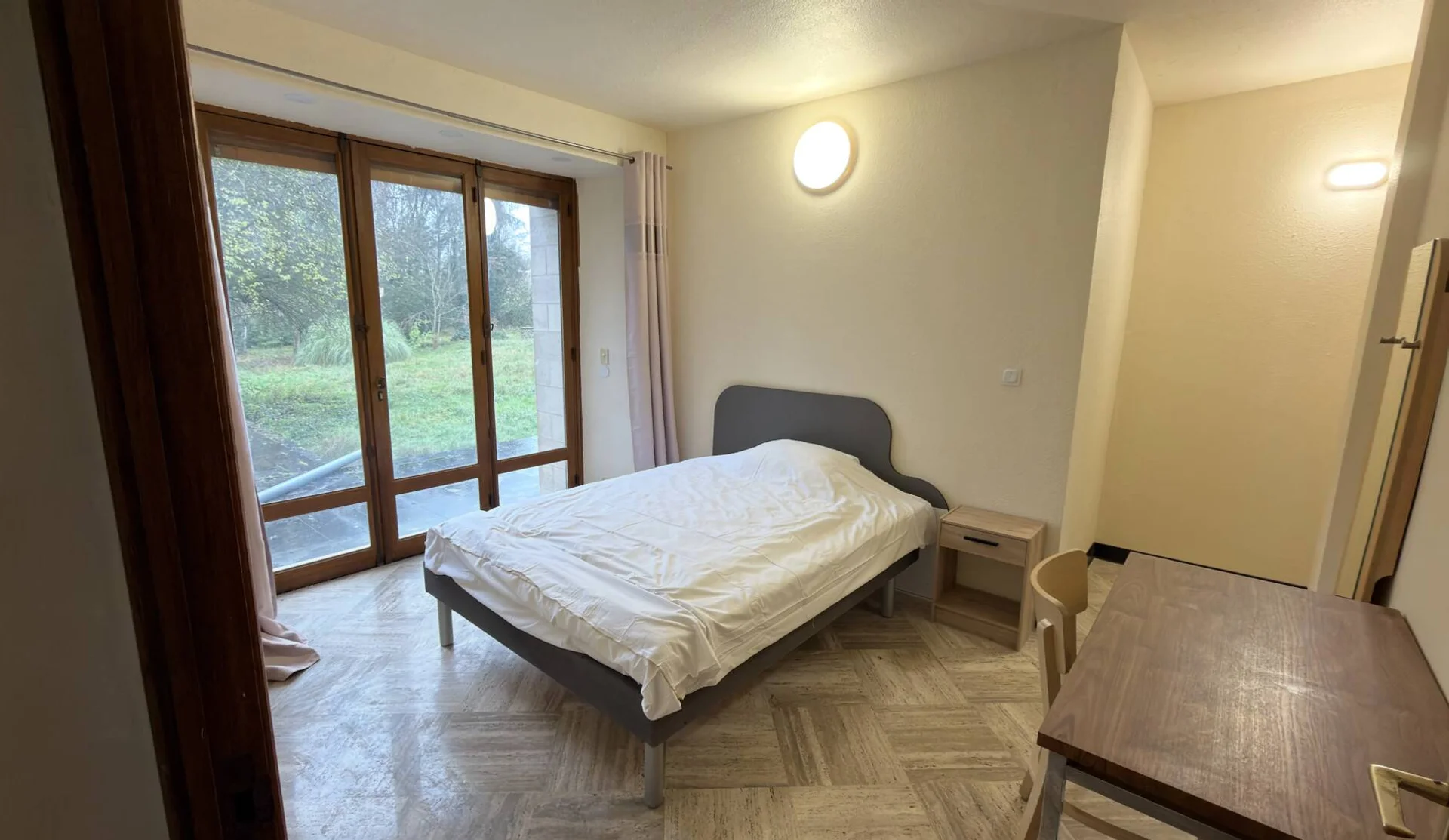 'de öğrenci dairesinde, tamamen mobilyalı kiralık oda