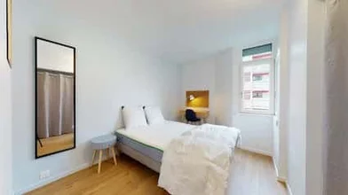 Habitación en alquiler con cama doble {area}