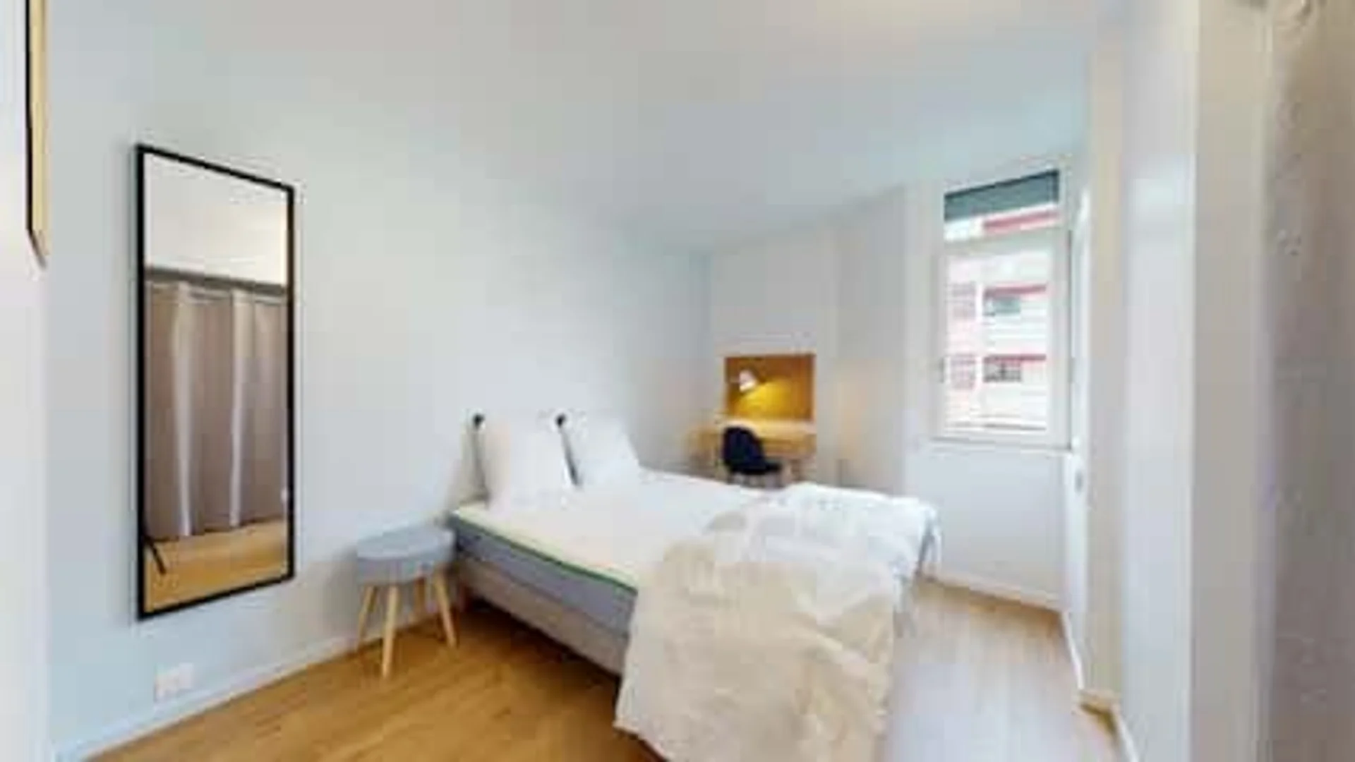 Habitación estudiantil luminosa y aireada con fácil acceso a la universidad en 