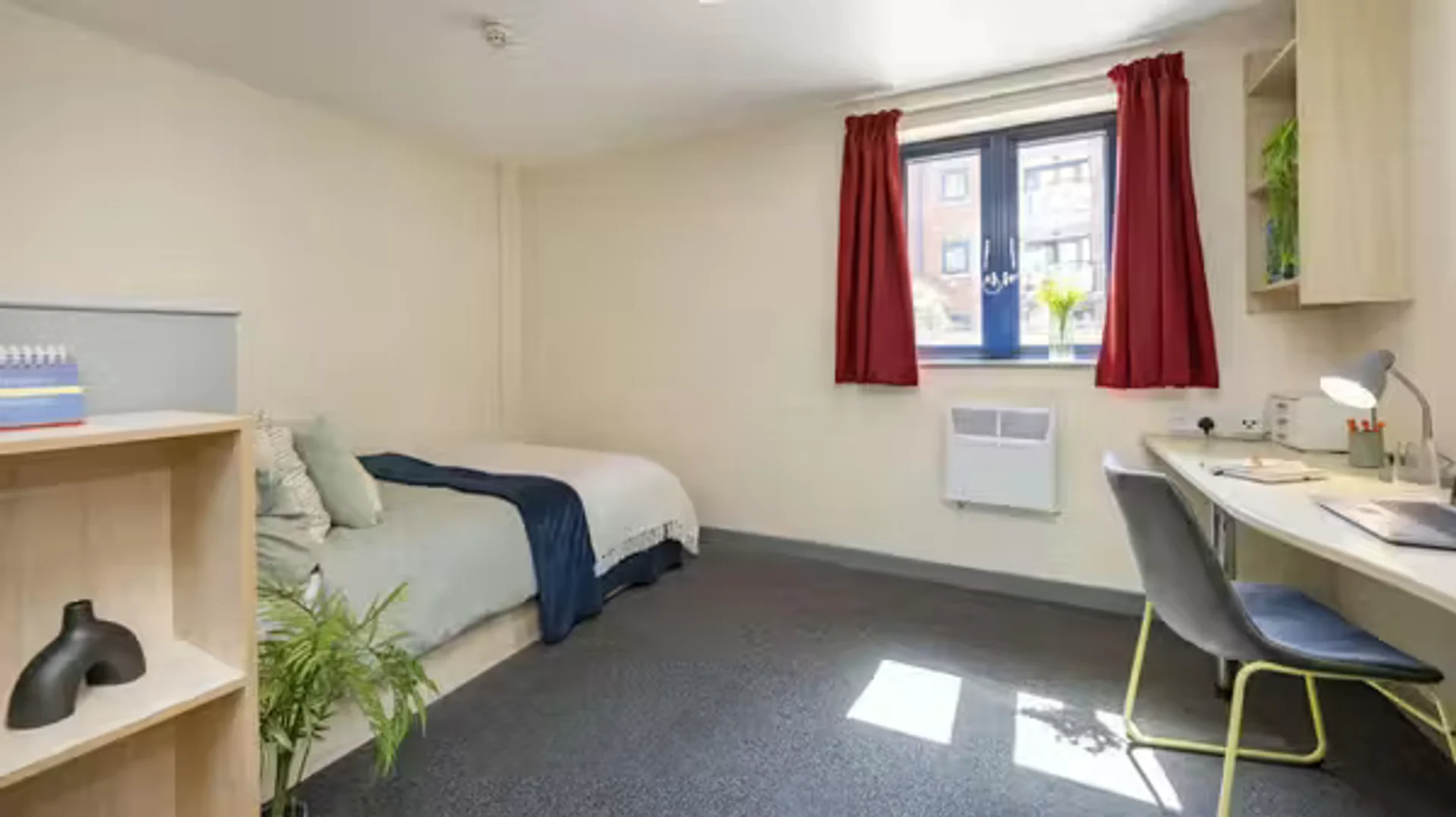 Habitación estudiantil funcional perfecta para estudiar en 