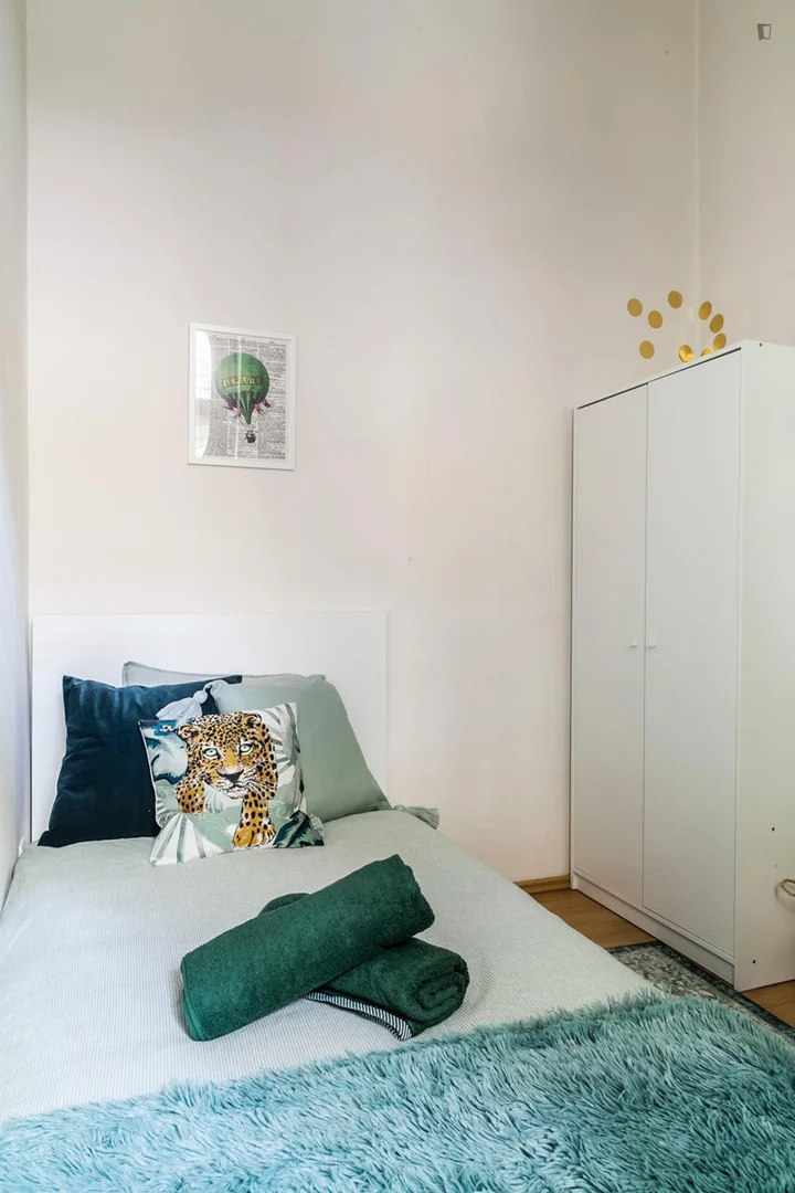 Quarto acessível para estudantes com iluminação ampla em 