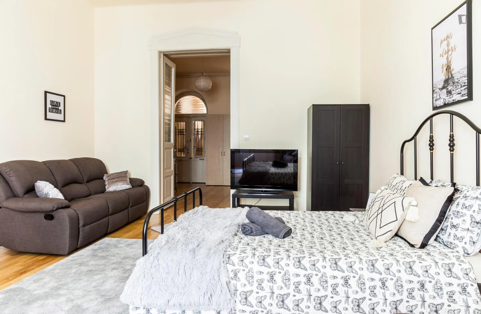 Quarto de estudante em  com área de estudo e instalações partilhadas