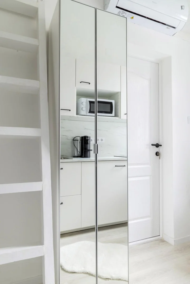 Niedrogi apartament typu studio z niezbędnymi funkcjami w 