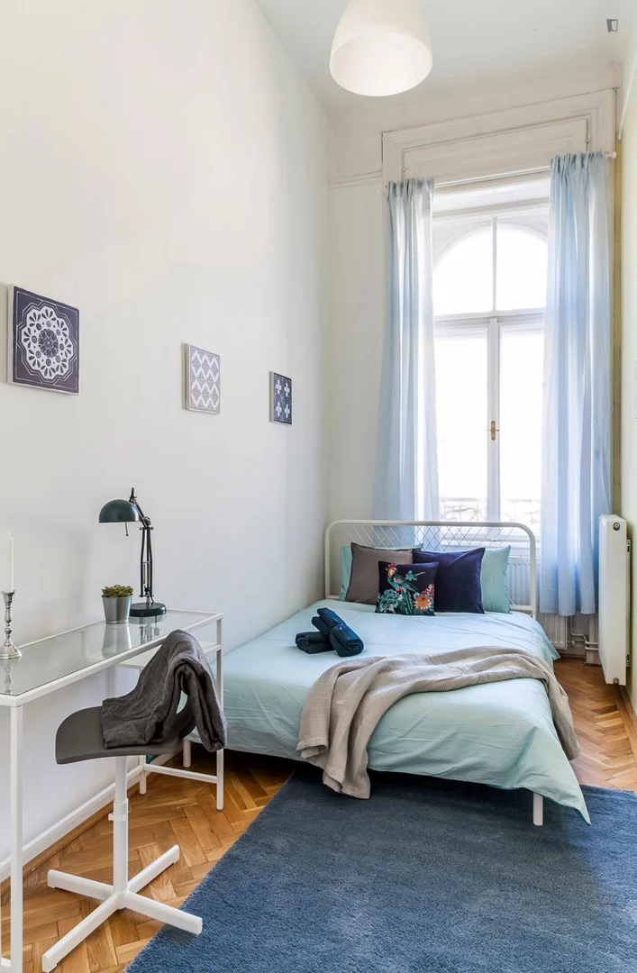 Quarto de estudante confortável e espaçoso em 