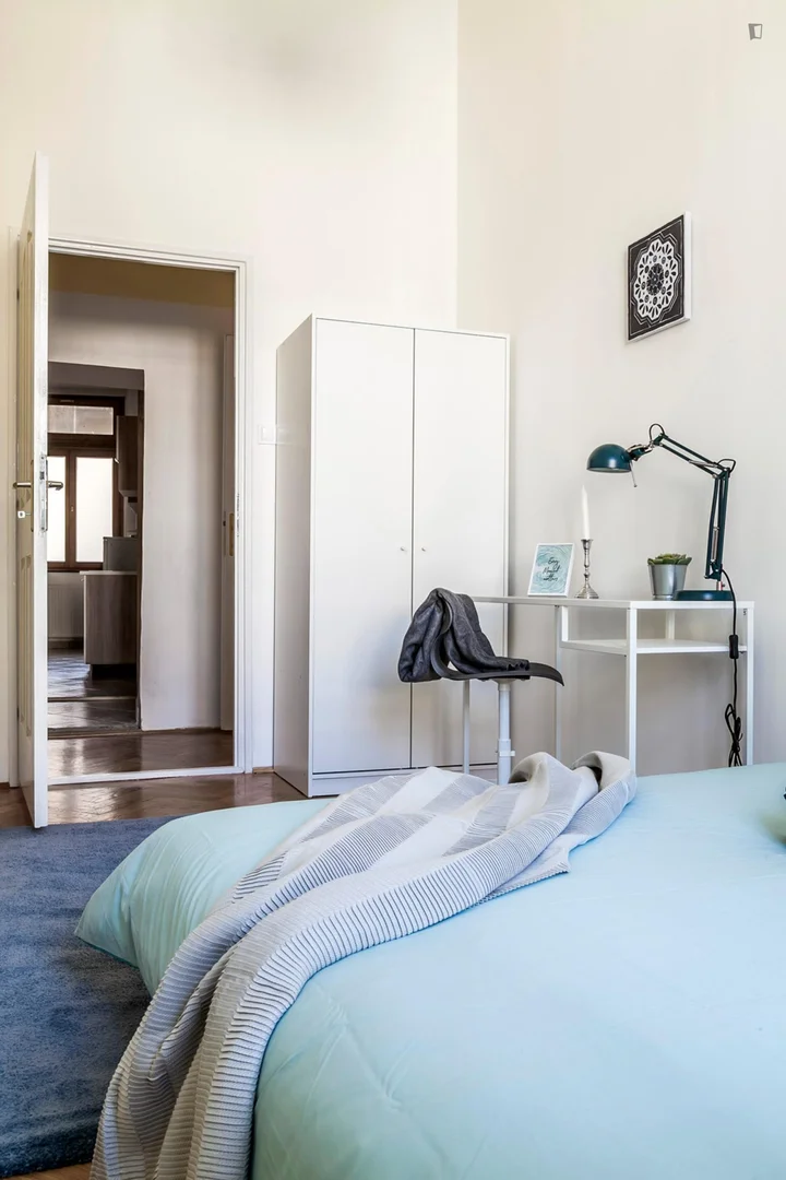 Quarto de estudante económico perto do campus em 