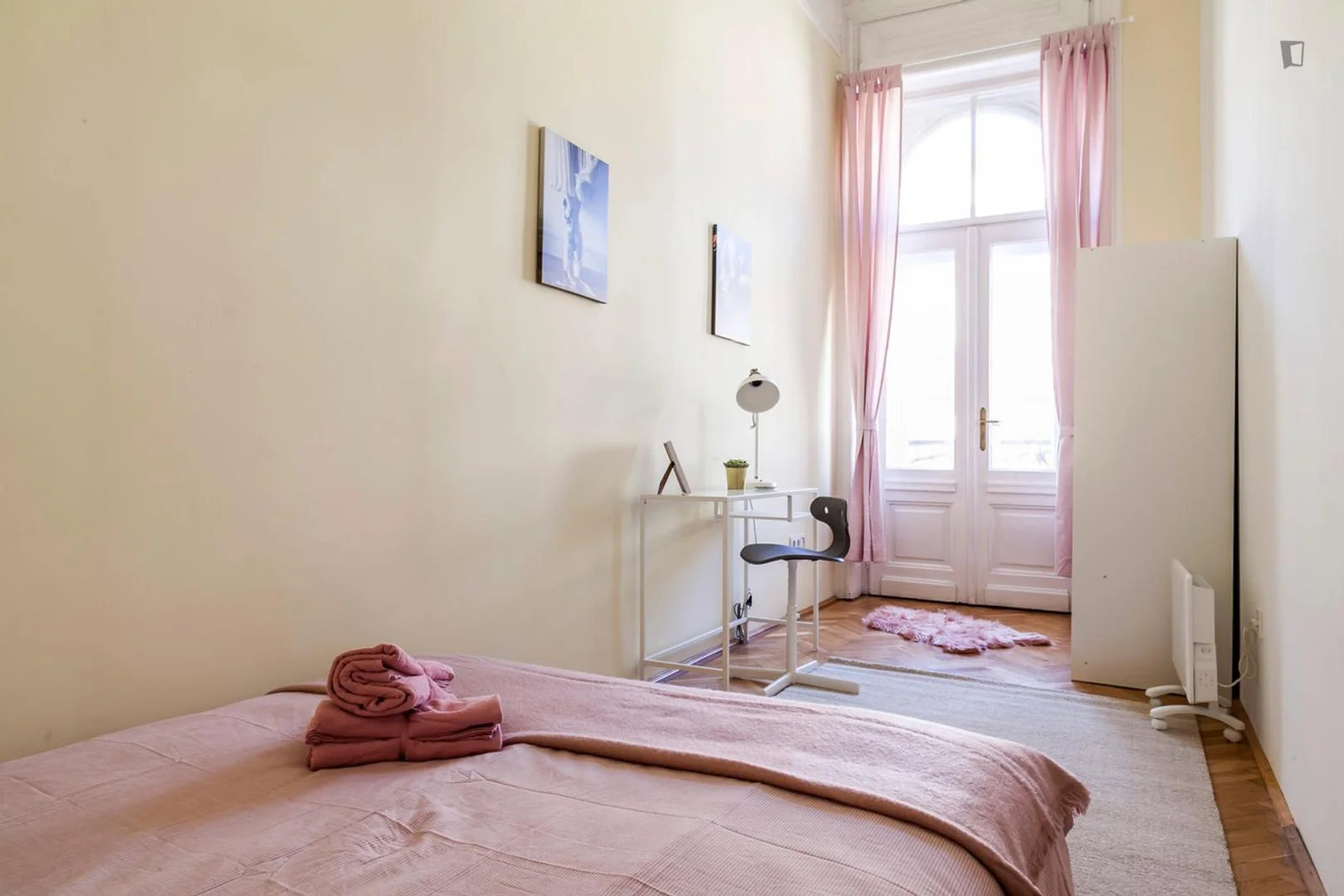 Quarto de estudante em  com área de estudo e instalações partilhadas