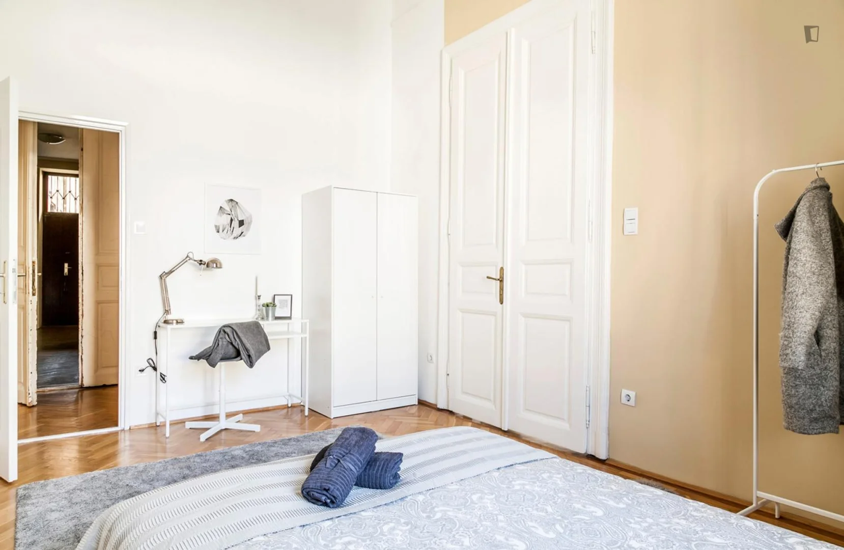 Quarto de estudante confortável e espaçoso em 