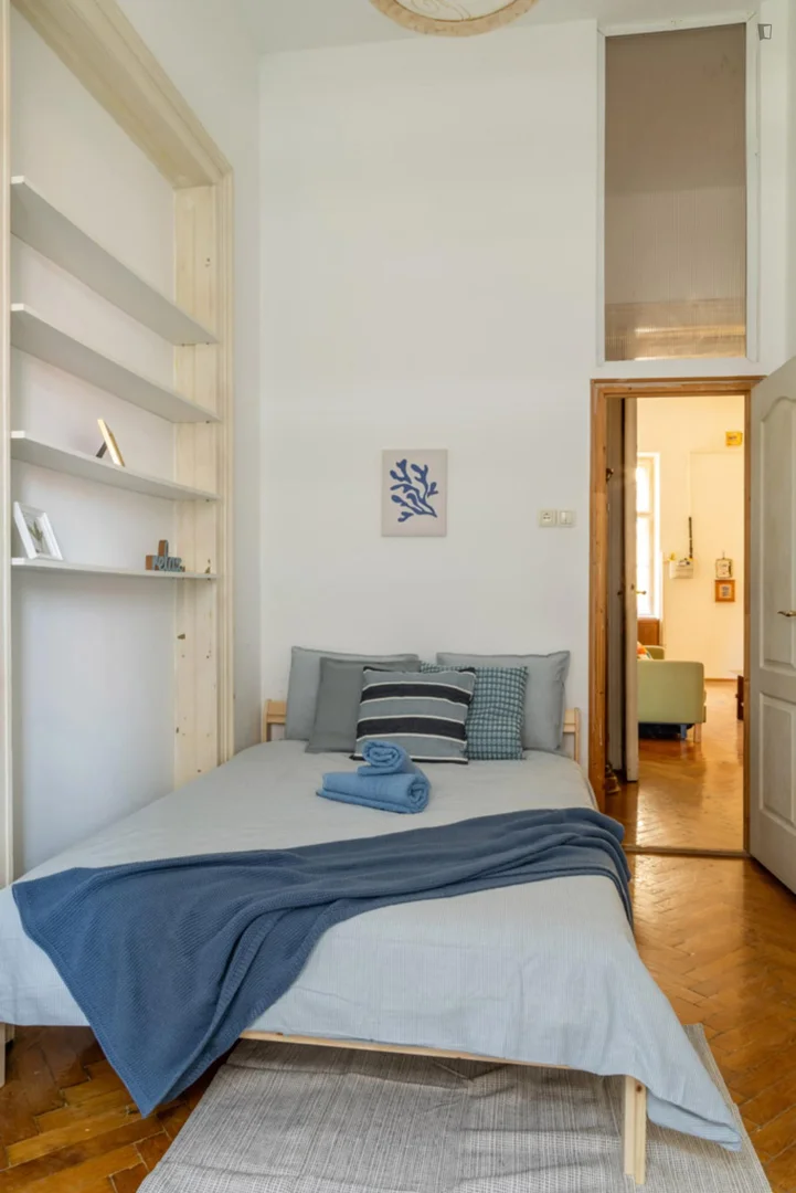 Quarto para alugar em apartamento de estudantes em , totalmente mobilado