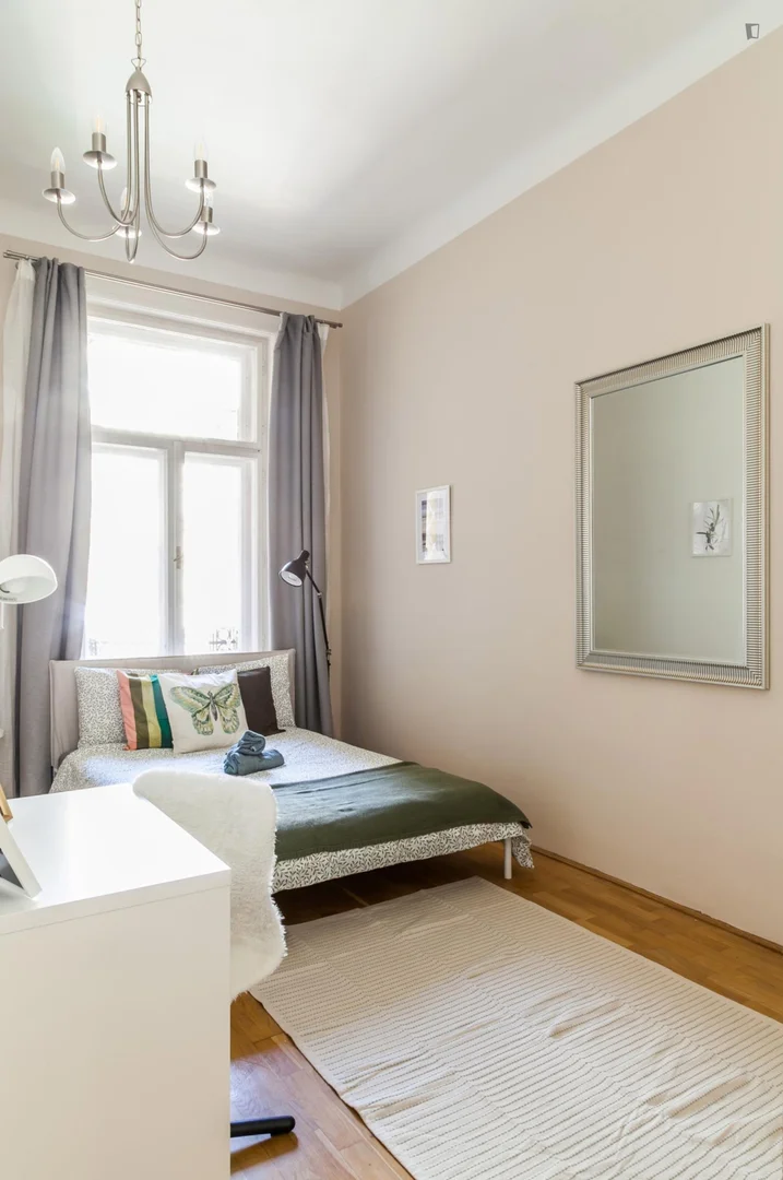 Bright and airy student room with easy university access in 