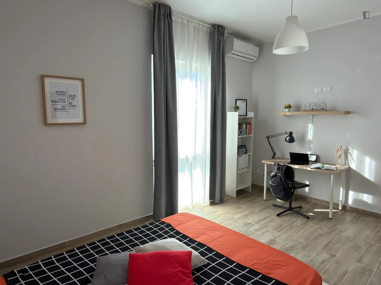 Bezahlbares Zimmer für Studenten mit ausreichender Beleuchtung in