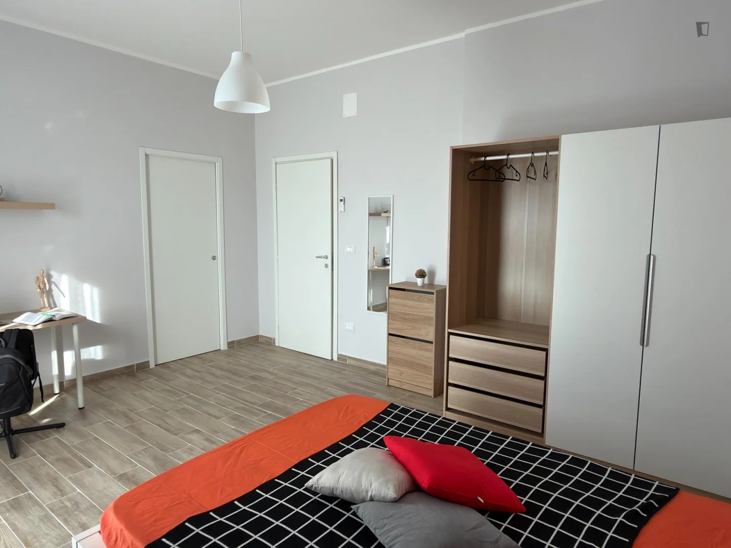 Bezahlbares Zimmer für Studenten mit ausreichender Beleuchtung in