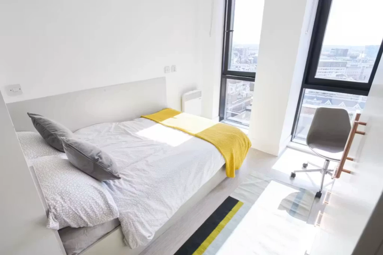 Chambre confortable pour étudiants disponible dans 
