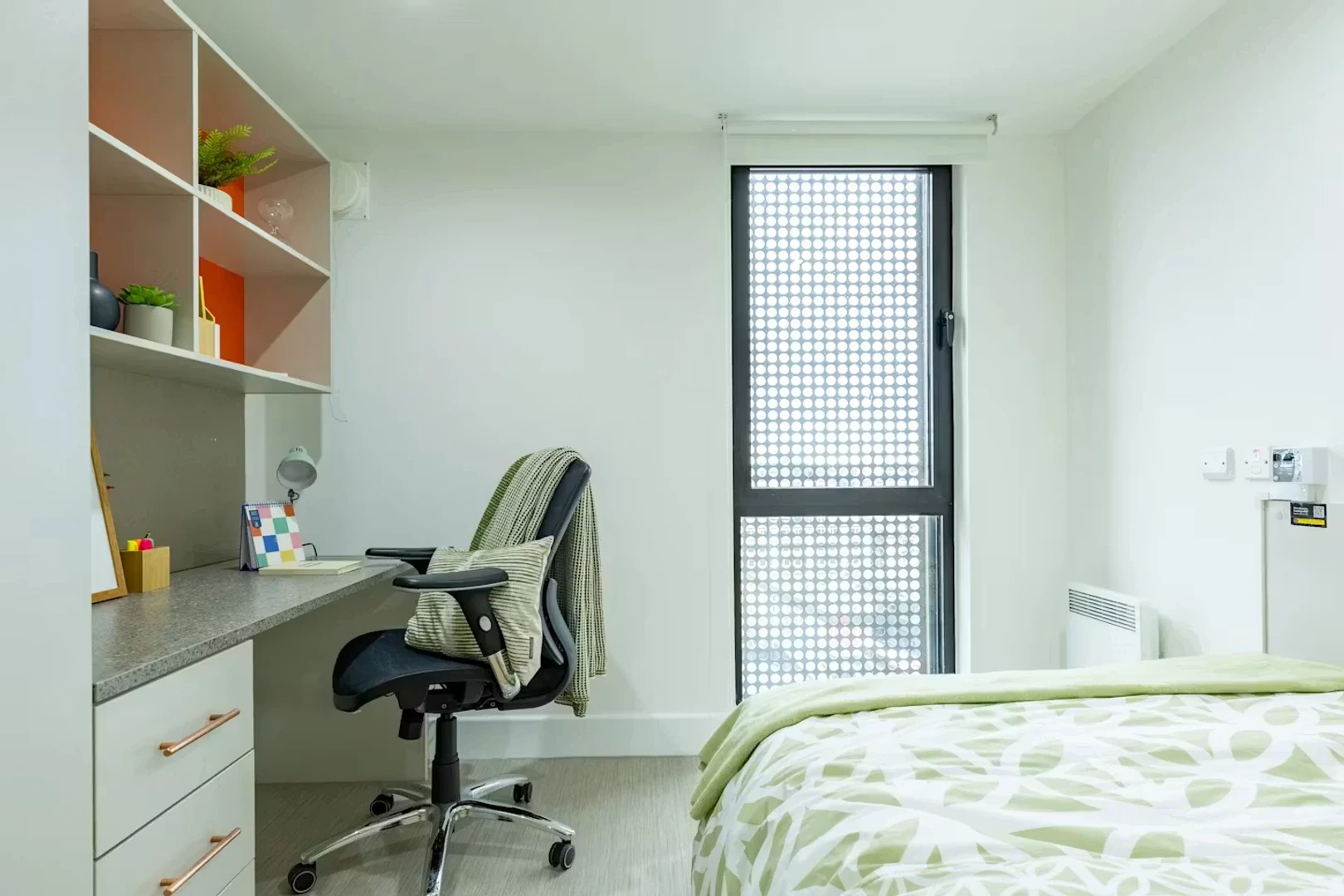 Chambre conviviale pour les étudiants dans  avec des équipements modernes