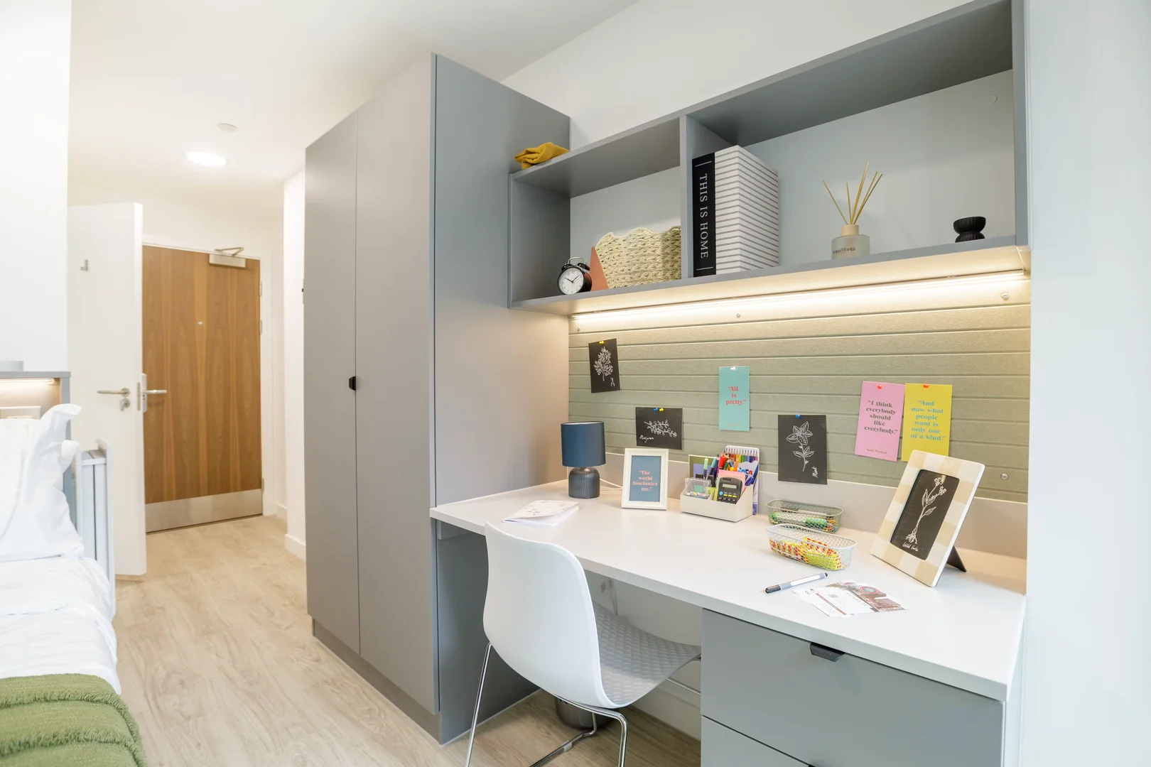Habitación estudiantil amplia y cómoda en