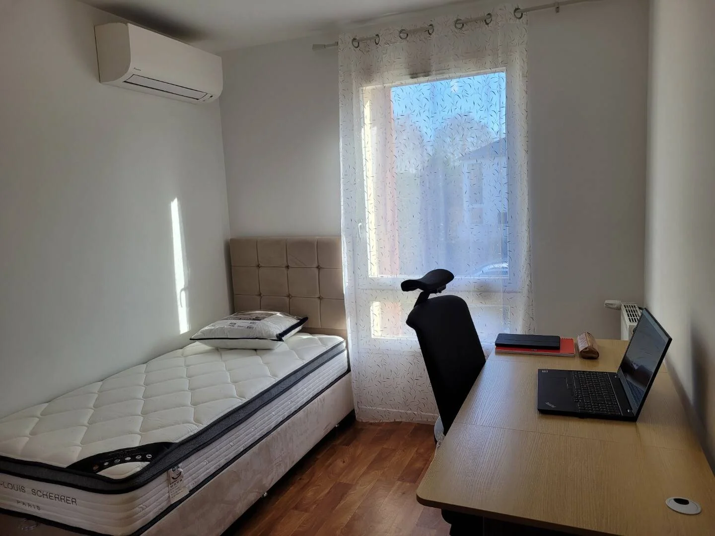 Comfortable and spacious student room in 