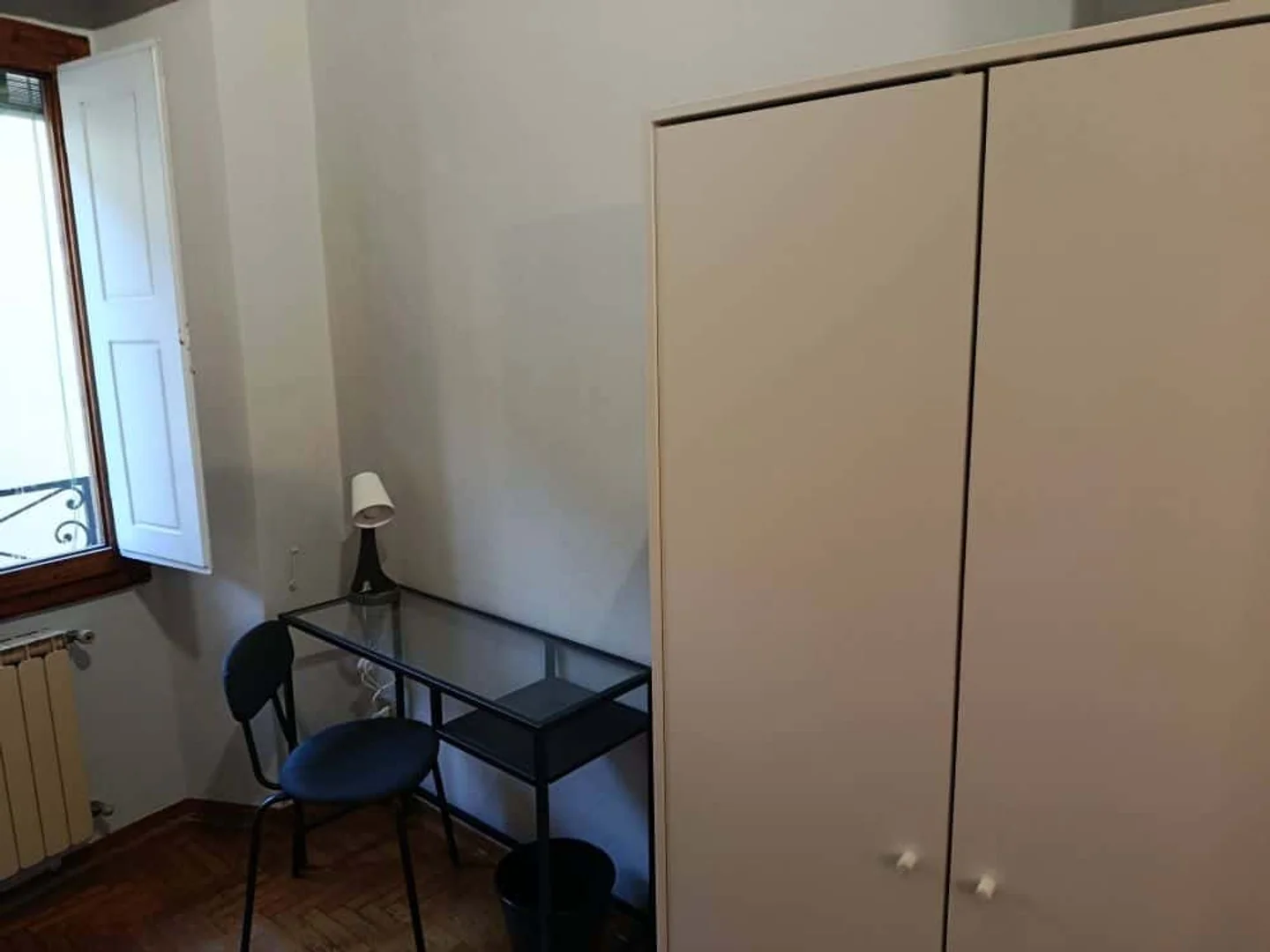 Studentenzimmer in  mit Arbeitsbereich und Gemeinschaftseinrichtungen