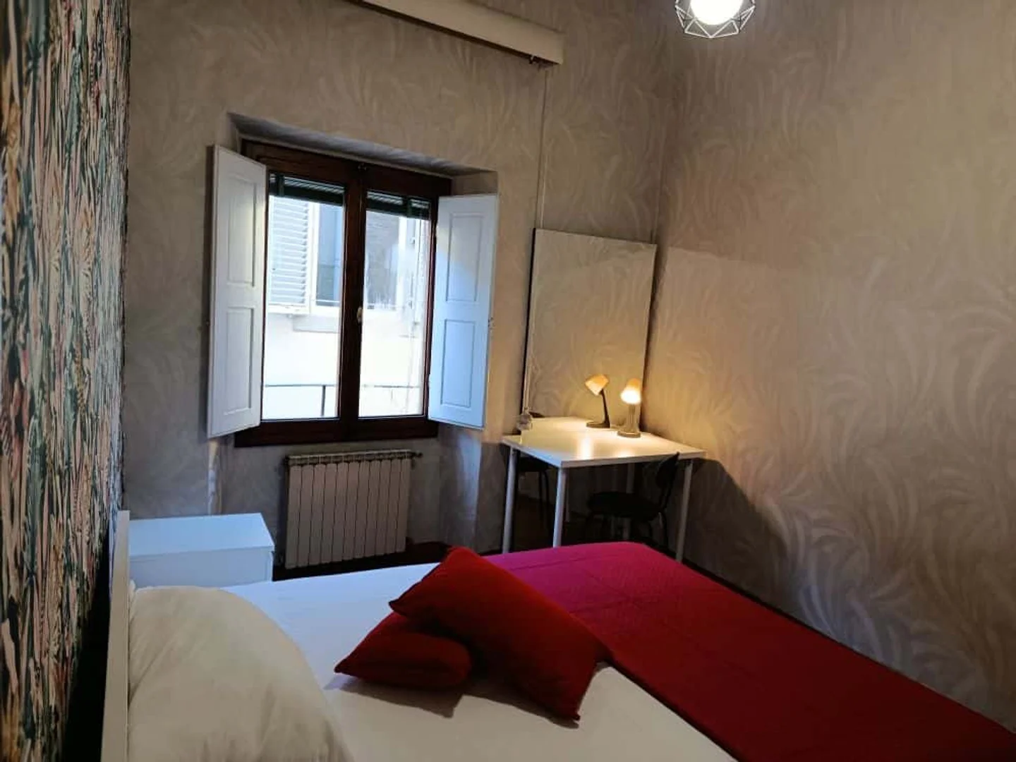 Studentenzimmer in  mit Arbeitsbereich und Gemeinschaftseinrichtungen