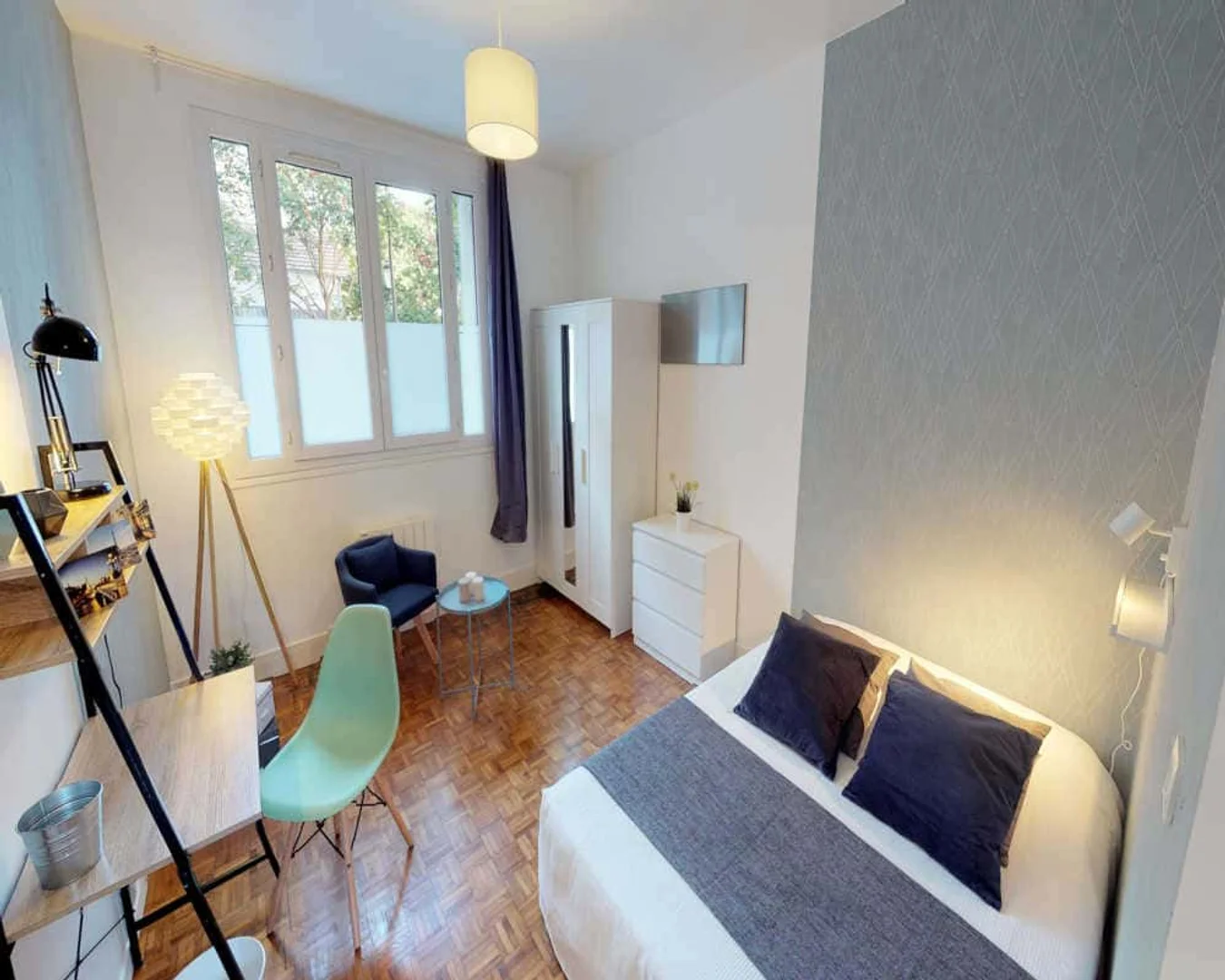 Bright and airy student room with easy university access in
