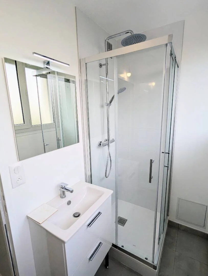 Quarto de estudante confortável e espaçoso em 