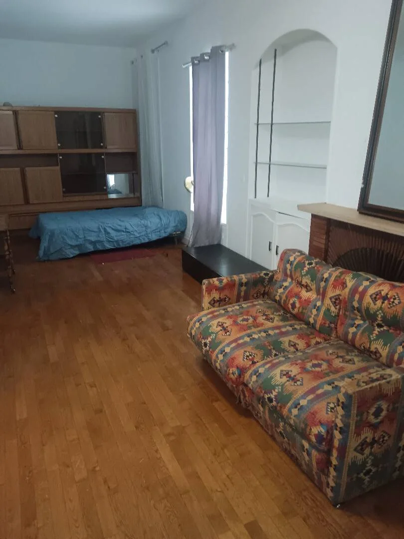 Chambre abordable pour les étudiants avec un bon éclairage dans 