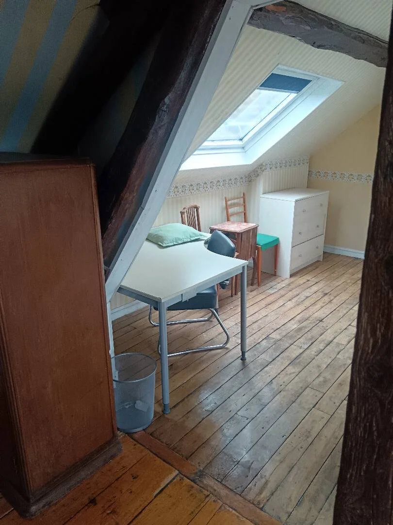 Chambre abordable pour les étudiants avec un bon éclairage dans 