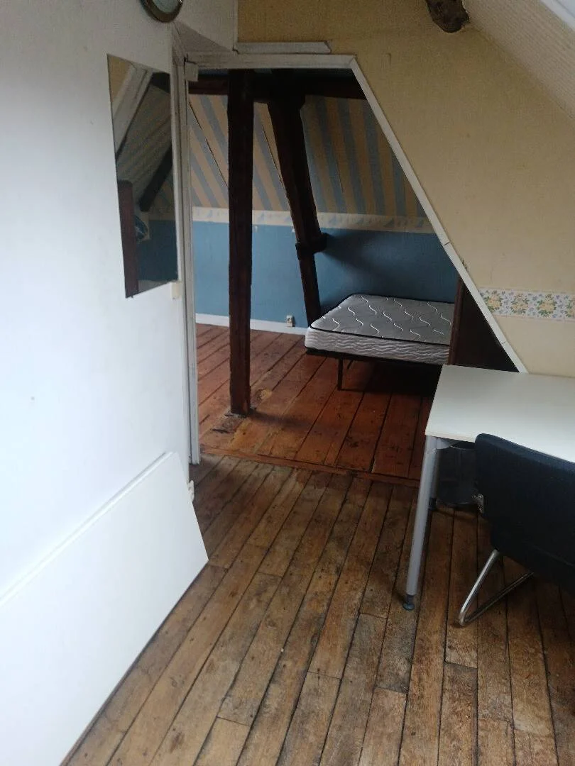 Chambre d'étudiant à  avec espace d'étude et installations communes