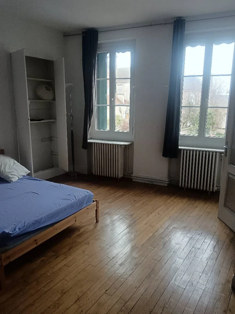 Chambre conviviale pour les étudiants dans  avec des équipements modernes