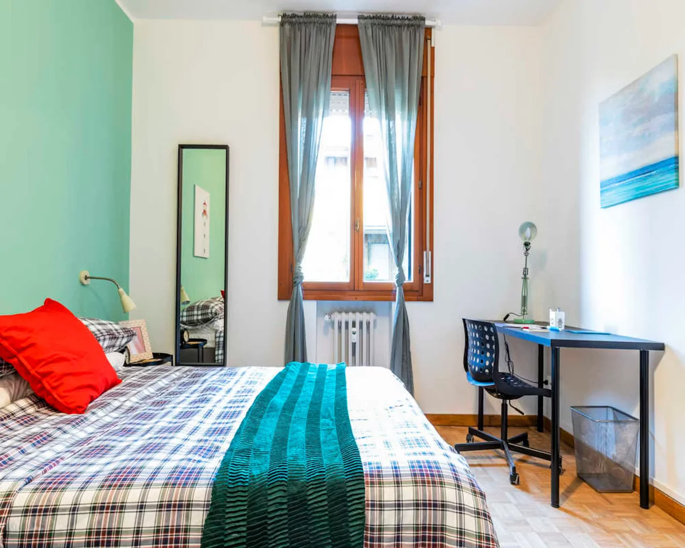Chambre d'étudiant à  avec espace d'étude et installations communes