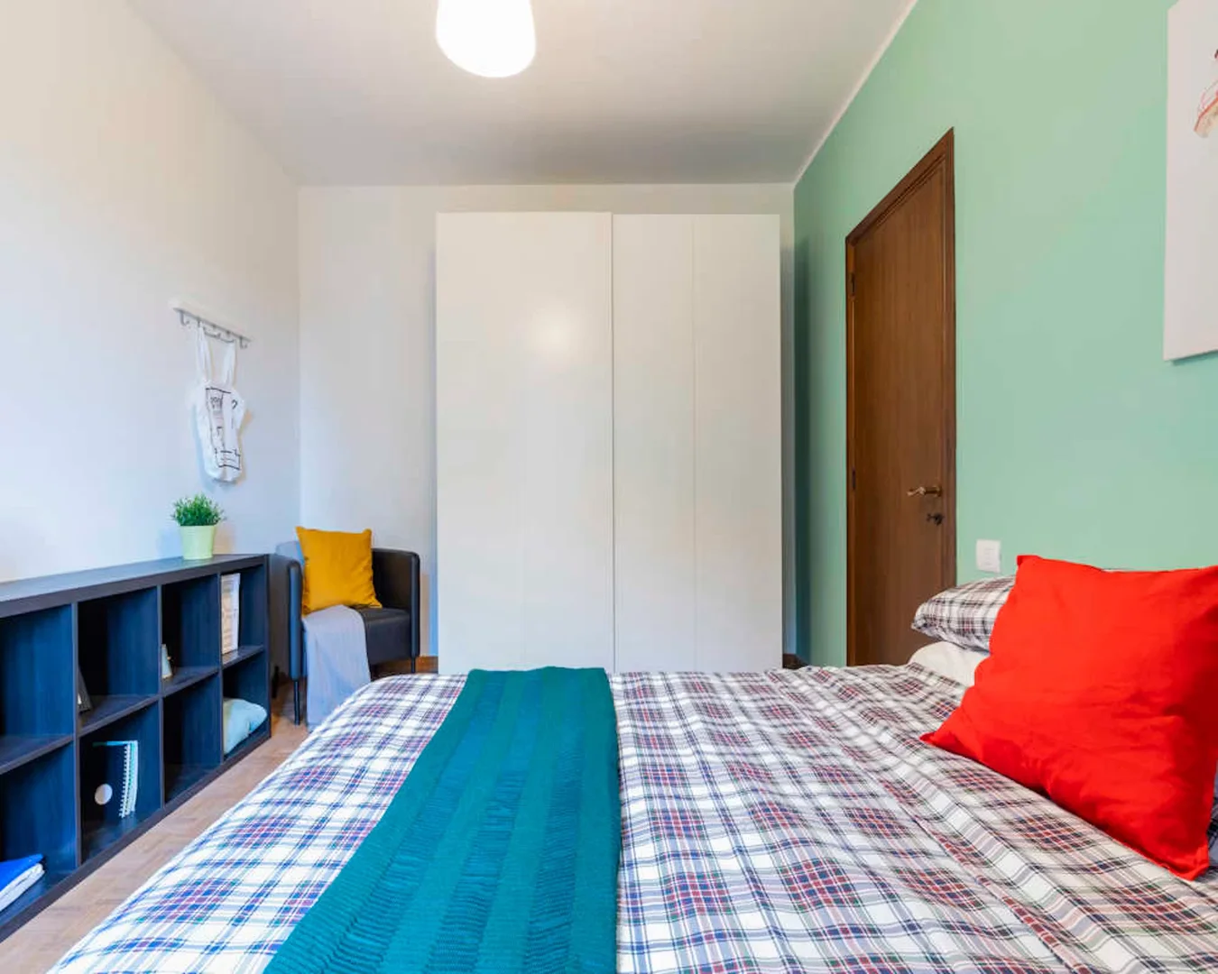 Chambre d'étudiant à  avec espace d'étude et installations communes