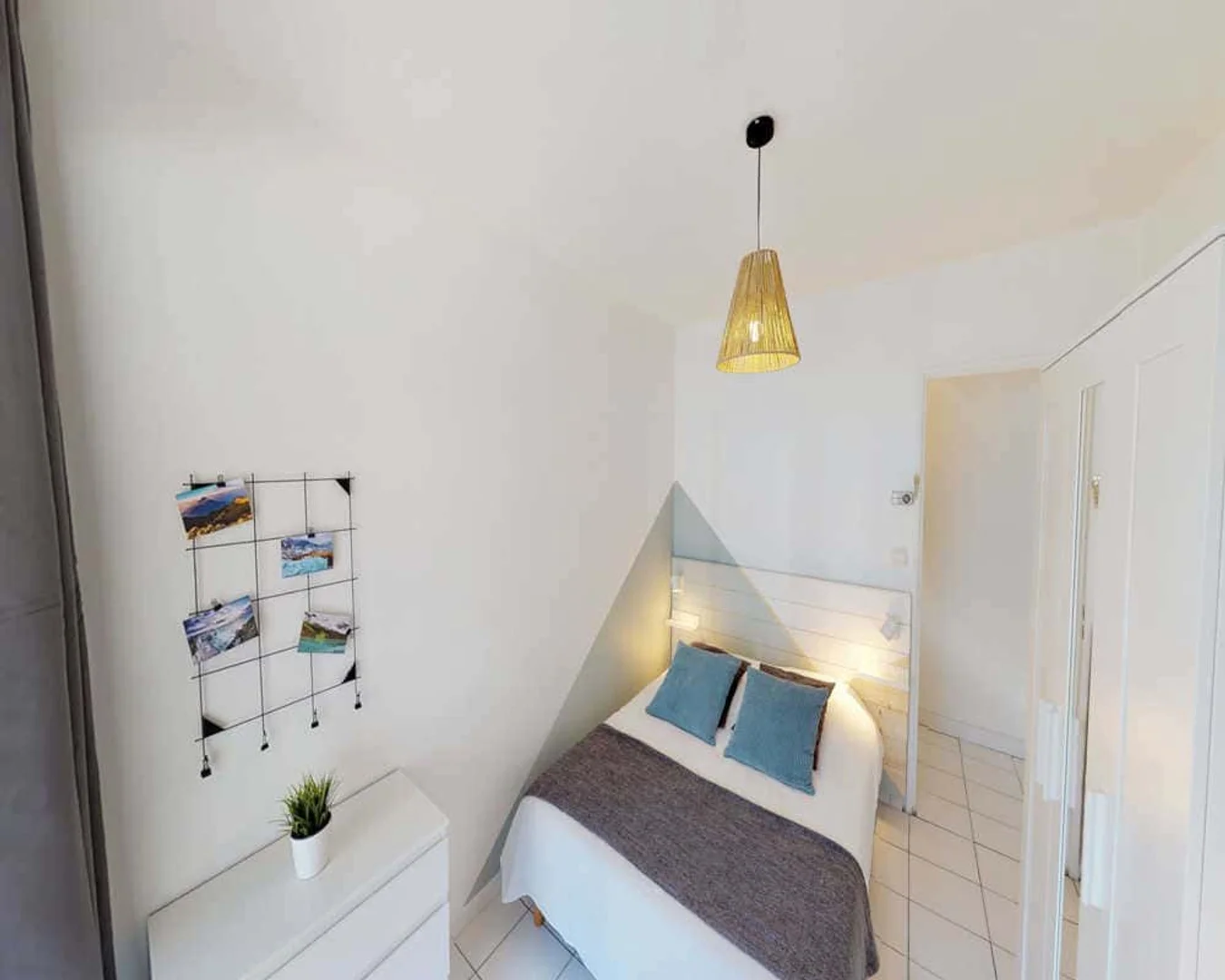 Bright and airy student room with easy university access in 