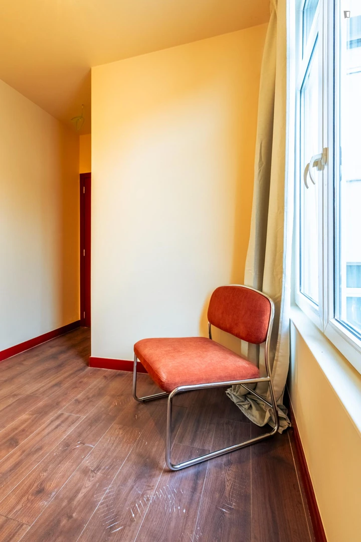 Habitación estudiantil amplia y cómoda en 