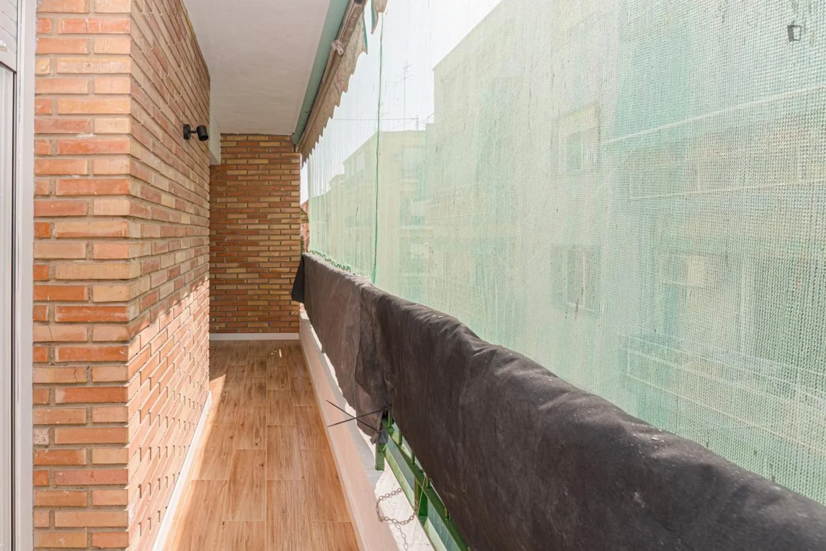 Quarto de estudante luminoso e arejado com acesso fácil à universidade em 