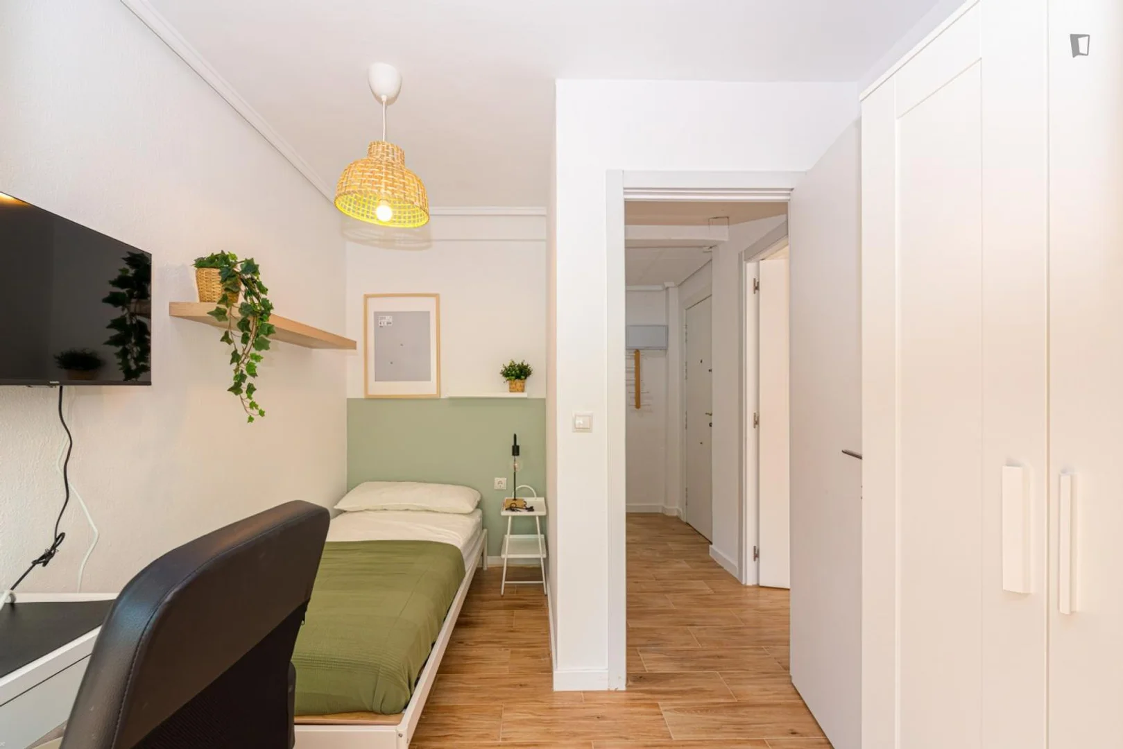 Quarto acessível para estudantes com iluminação ampla em 