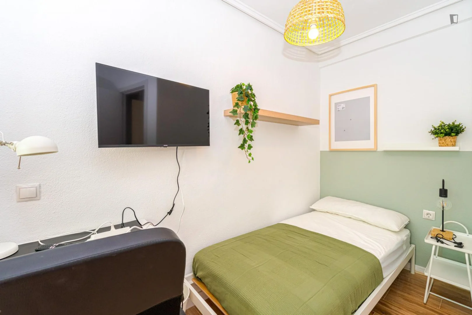 Quarto de estudante económico perto do campus em 