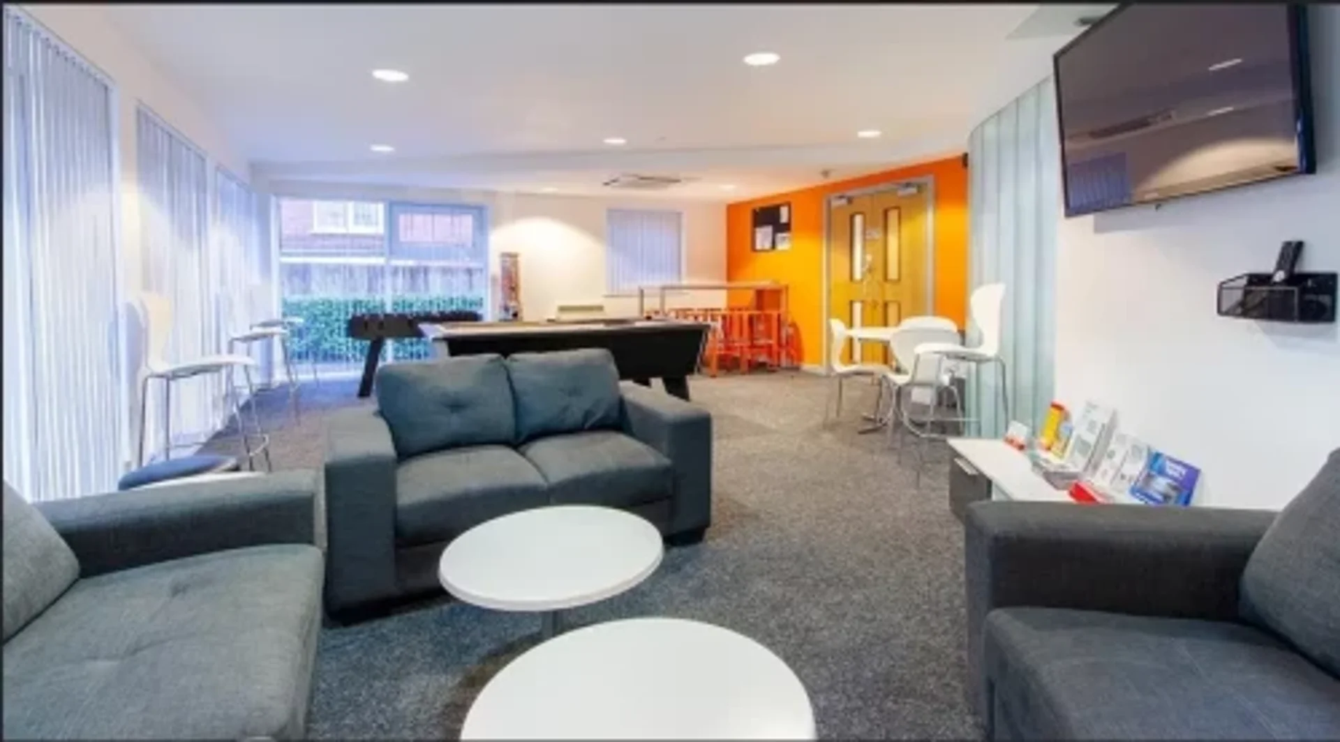 Chambre abordable pour les étudiants avec un bon éclairage dans 