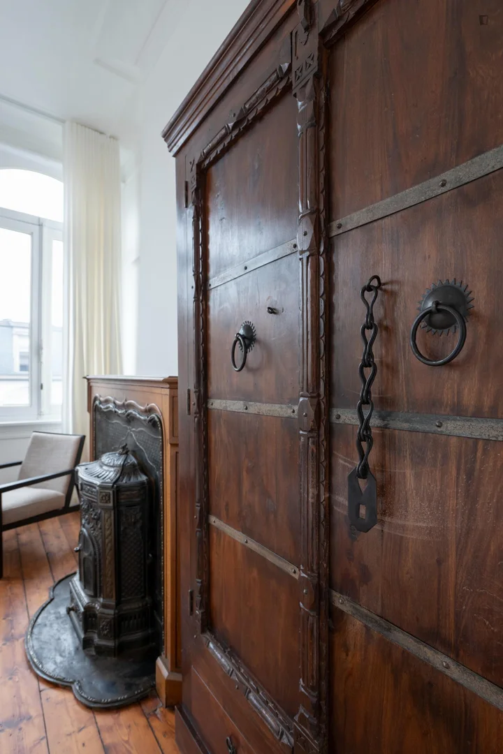 Habitación estudiantil luminosa y aireada con fácil acceso a la universidad en 