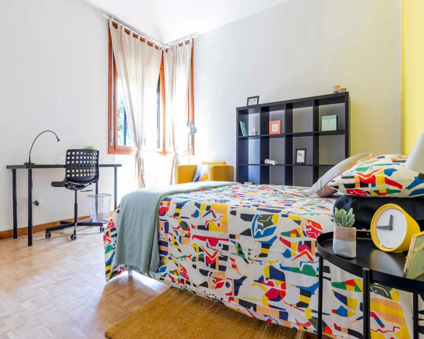 Chambre d'étudiant à  avec espace d'étude et installations communes